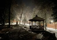 Un gazebo sul ciglio della strada