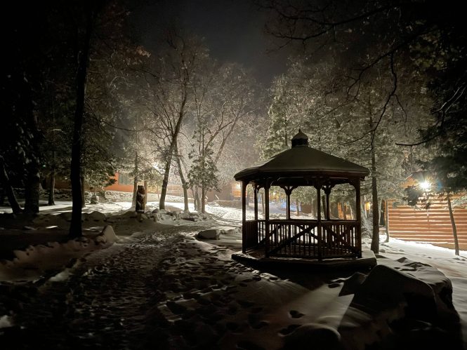 Un gazebo sul ciglio della strada